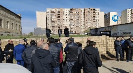 Abşeron Gənclər Şəhəriciyində sakinlər zirzəmilərin su basmasına etiraz edir - Video/Yenilənib