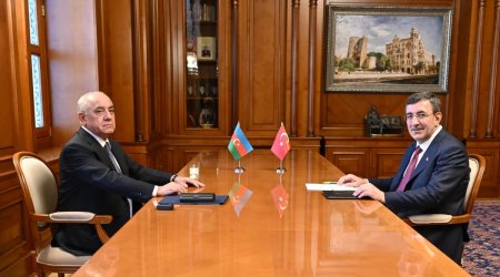 Əli Əsədov Cevdet Yılmazla görüşüb