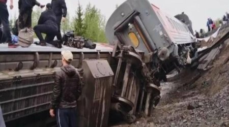 

В России семь вагонов поезда сошли с путей

