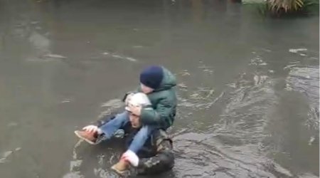 Keşlədə evləri su basıb, insanlar təxliyə edilir - Video