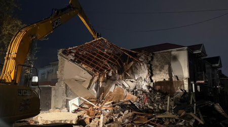 Keşlədə kollektorun üzərində tikilən ev sökülüb,Eldar Əzizov və Zaur Mikayılov ərazidə olublar - Yenilənib