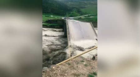 Siyəzəndə körpü uçub, bir neçə yaşayış məntəqəsi ilə əlaqə kəsilib - Video