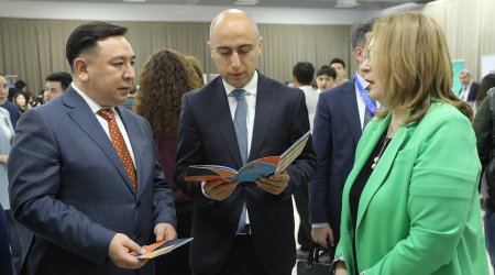 Эмин Амруллаев ознакомился с выставкой Study in Azerbaijan в Казахстане