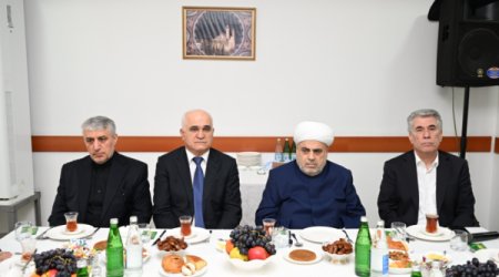 В Баку поминки по Хаменеи