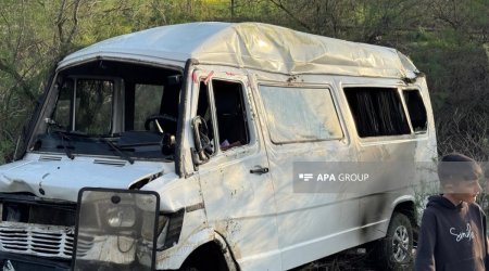 В Сабирабаде перевернулся микроавтобус с учениками