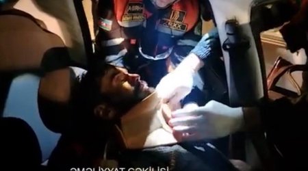 Mehdiabadda qəza olub, avtomobildə sıxılı qalmış 1 nəfər xilas edilib - VİDEO