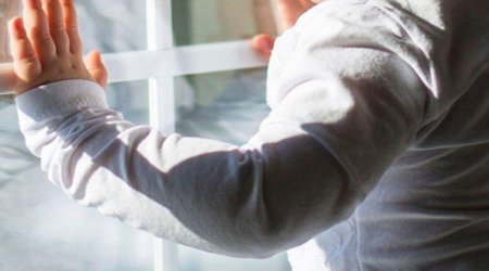 Bakıda üç yaşlı uşaq 4-cü mərtəbədən yıxılaraq ölüb