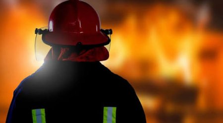 Xəzər rayonunda ikimərtəbəli ev yanıb