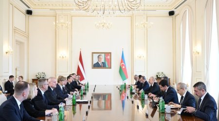 
Azərbaycan və Latviya prezidentlərinin geniş tərkibdə görüşü keçirilib