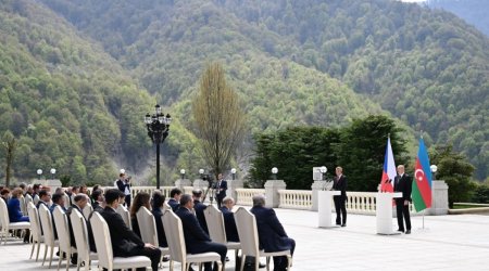 İlham Əliyev və Andrey Babiş mətbuata bəyanatlarla çıxış edirlər