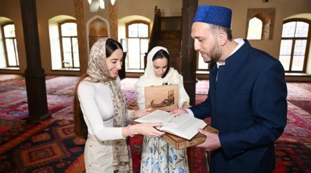 Leyla və Arzu Əliyevalar Şəkidə Xan məscidini ziyarət edib