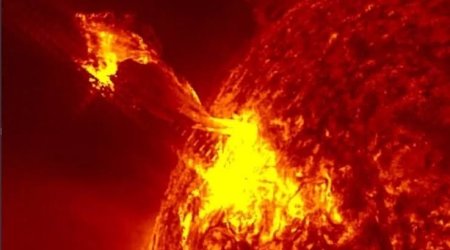 Günəşdə güclü partlayış olub