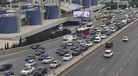 На ряде улиц и проспектов Баку затруднено движение транспорта