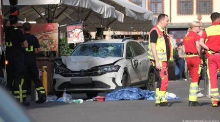 Не менее двух человек погибли при наезде автомобиля в Германии