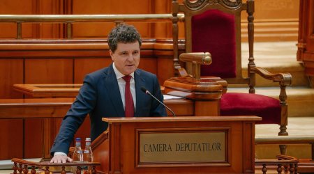 Romanian president cuts short Armenia visit after government no-confidence vote