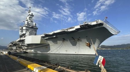 Французский авианосец в Красном море