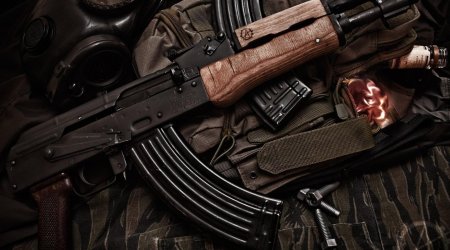 В Баку таксист получил год тюрьмы за перевозку автомата Калашникова