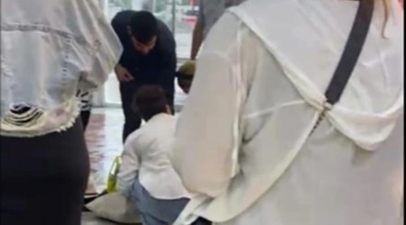 &ldquo;AF Mall&rdquo;un üzlüyü qoparaq qadının üstünə düşüb- VİDEO