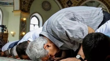 Əjdərbəy və Təzəpir məscidlərində bayram namazı qılınıb