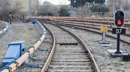 Bakıda dəmir yoluna çıxan kişini qatar vurub