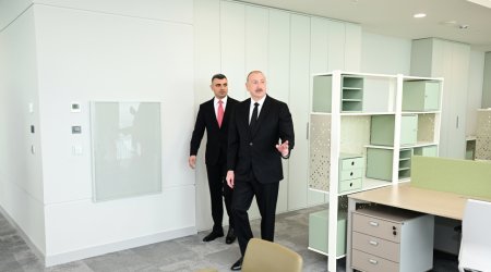 Əliyev Mərkəzi Bankın 35 mərtəbəli yeni inzibati binasının açılışında iştirak edib