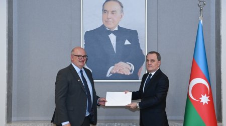 Britaniyanın yeni səfiri etimadnaməsinin surətini Ceyhun Bayramova təqdim edib