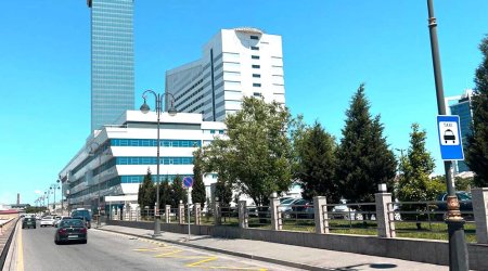В Баку у ряда клиник создали зоны высадки для такси