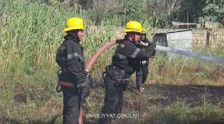 Badamdarda 100 kvadratmetr ərazi yanıb