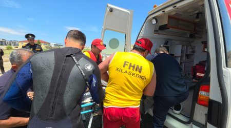 МЧС Азербайджана провело учения по спасению на воде на бакинском пляже
