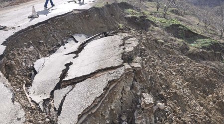 Göygöldə torpaq sürüşüb, avtomobil yolunda çətinliklər yaranıb