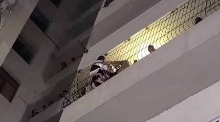 В Хырдалане спасли женщину, которая после падения с восьмого этажа повисла на пятом