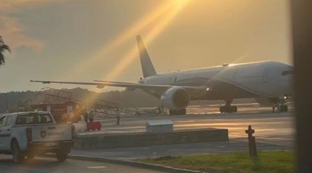 Türkiyədə təyyarə radar dirəyinə çırpılıb, 267 sərnişin təxliyə olunub