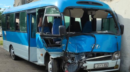 Gəncədə sərnişin avtobusu qəza edib, xəsarət alanlar var