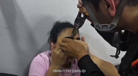 Göz qapağı geyiminin zəncirbəndinə ilişən qadına köməklik göstərilib - Video
