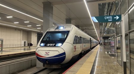 İstanbulda hava limanına gedən metro qatarı relsdən çıxıb