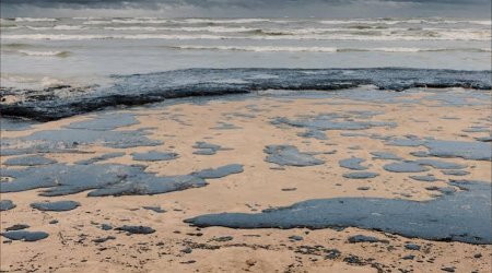 Около 9 тонн нефти попало в Каспийское море после аварии трубопровода