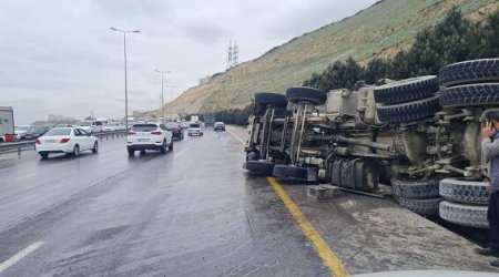 Sumqayıtda yük avtomobilləri toqquşub