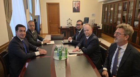 Hikmət Hacıyev NATO-nun xüsusi nümayəndəsi ilə görüşüb