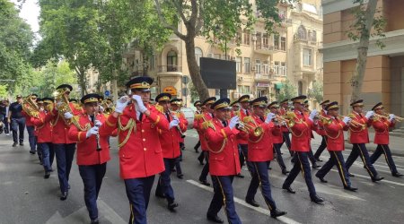 Bakıda hərbi orkestrlərin müşayiəti ilə yürüşlər başlayıb