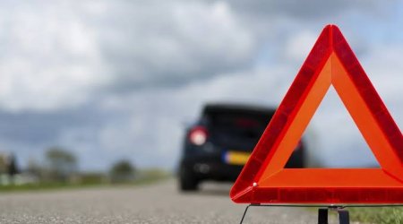 В Лерике при падении автомобиля в ущелье пострадали четыре человека