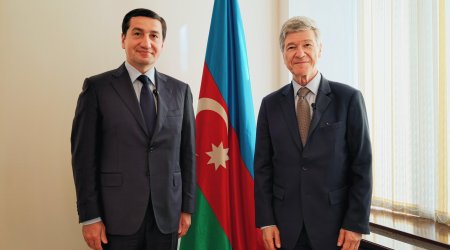 Hacıyev Ceffri Saksla dayanıqlı inkişaf və geoiqtisadiyyatı müzakirə edib