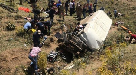 Türkiyədə mikroavtobus dərəyə aşıb, 22 nəfər xəsarət alıb