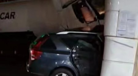 SOCAR-ın yanacaq daşıyan avtomobili Bakıda yanacaqdoldurma məntəqəsinə çırpılıb - AÇIQLAMA-video