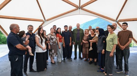 İlham Əliyev Şuşanın Kiçik Qaladərəsi kəndində görülən işlərlə tanış olub və kəndə qayıdan sakinlərlə görüşüb