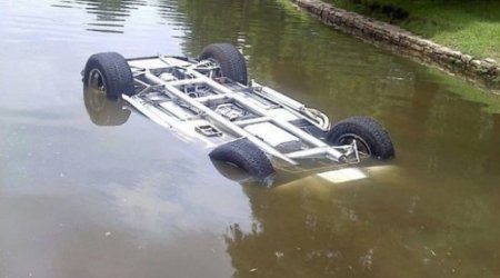 Xaçmazda avtomobil su hovuzuna düşüb, 69 yaşlı sürücü ölüb