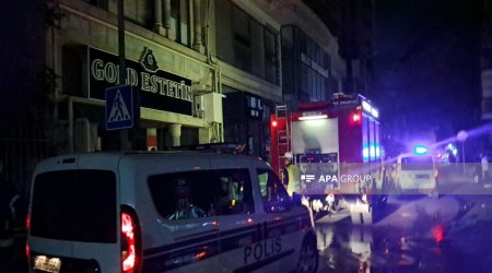 Nərimanovda çoxmərtəbəli binanın zirzəmisində yanğın olub, sakinlər təxliyə olunub