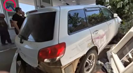 Salyanda "KamAZ"la toqquşan avtomobil yanacaqdoldurma məntəqəsinə çırpılıb