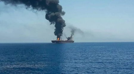 В Ормузском проливе танкер подорвался на мине