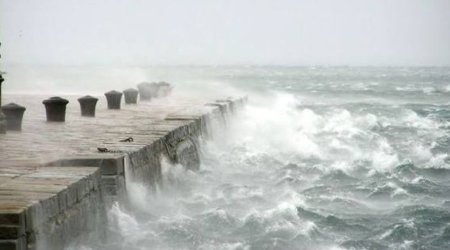 На пляжах Абшерона ожидается усиление волнения на море
