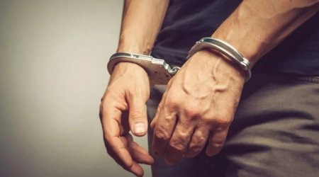 Müştərinin çantasını oğurlayan şəxs tutulub